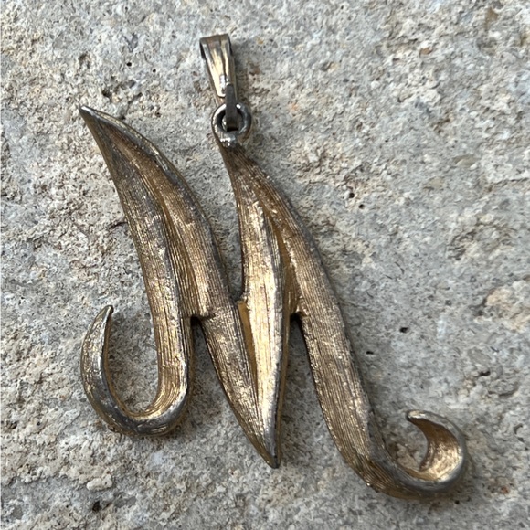 Vintage letter M initial necklace 50s gold tone large script etched - Picture 3 of 4